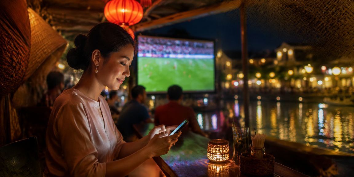 Hội An về đêm gợi bối cảnh người dùng Việt theo dõi bóng đá trên điện thoại